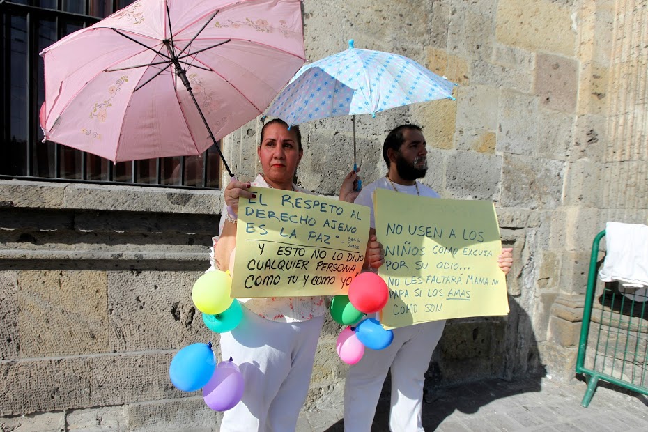 Pequeños grupos que defienden los derechos de los homosexuales, también se hicieron presentes en la manifestación 