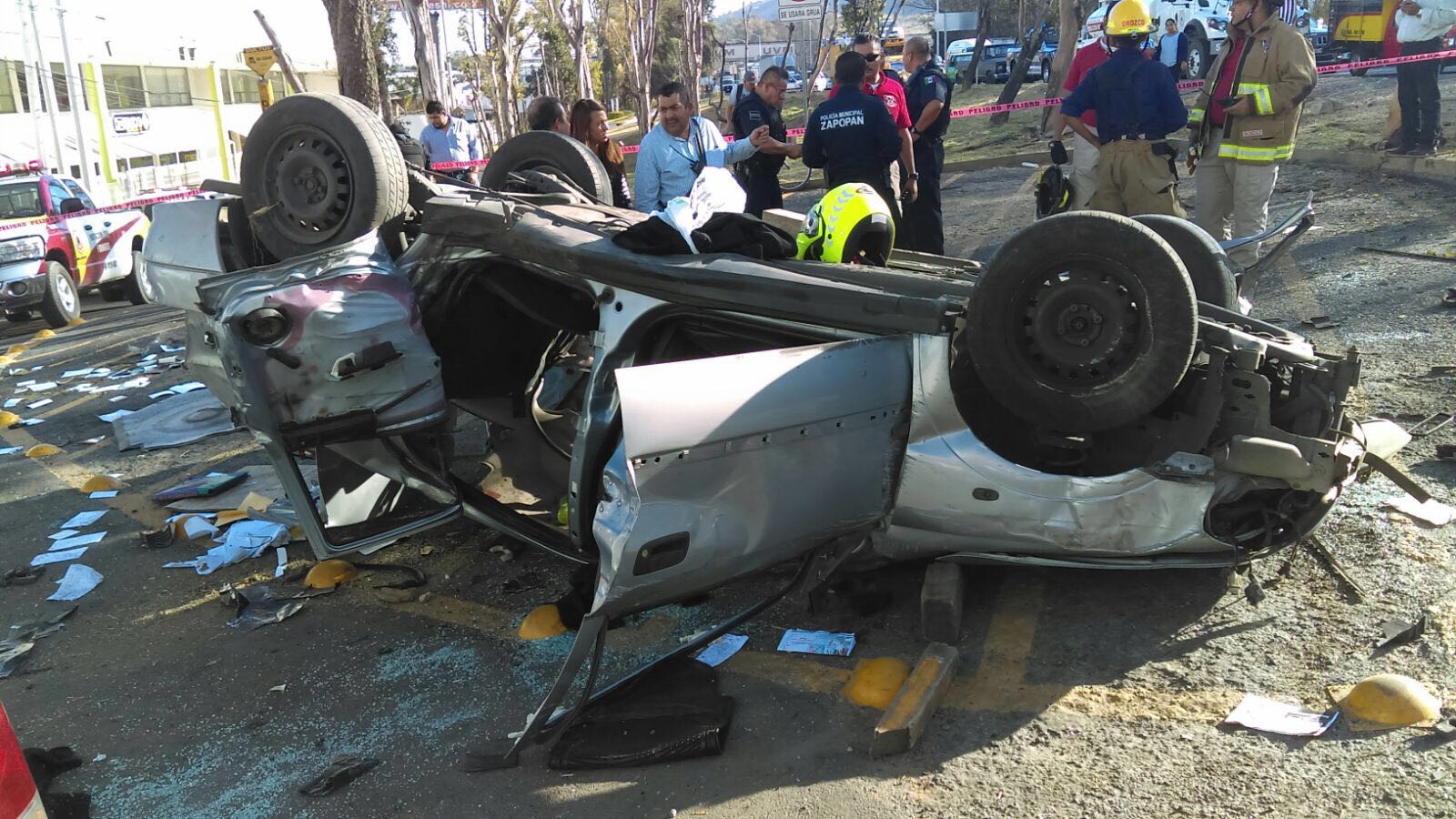 La volcadura de un vehículo resultado de un fuerte accidente automovilístico dejó como saldo una persona fallecida y dos más lesionadas.