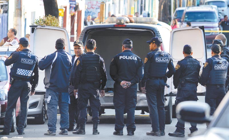 Elementos de la SSP de la ciudad resguardan una camioneta, luego del enfrentamiento en la GAM con personal de la procuraduría. 