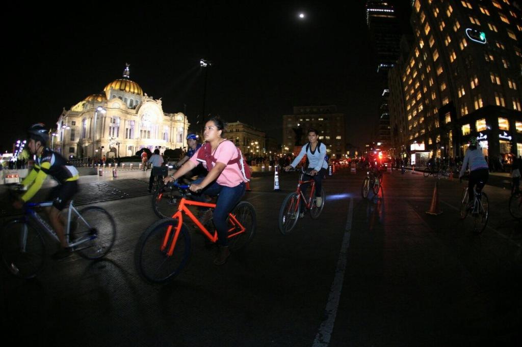 Por primera vez se incorporó a la ruta del paseo nocturno el Monumento a la Revolución.
