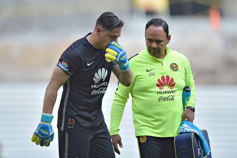 Moisés Muñoz abandonó el campo al 13'