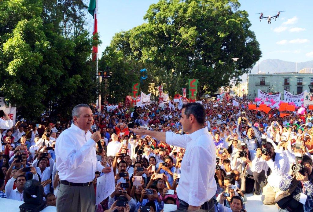Alejandro Murat al rendir protesta como el candidato del PRI a la gubernatura de Oaxaca.