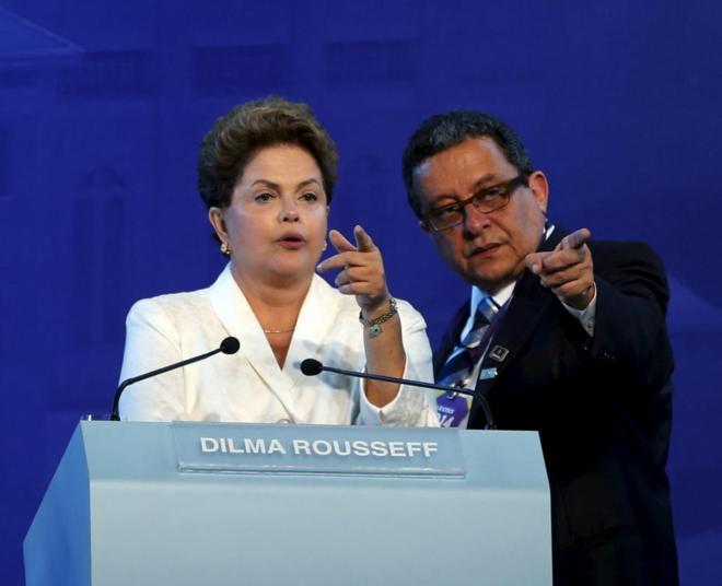 Dilma Rousseff habla con Joao Santana antes de un debate televisivo en al última campaña electoral