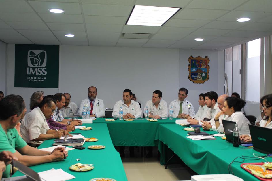 El doctor Hernández Báez se reunió con el personal directivo de las dos unidades.