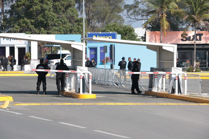 Elementos de la Policía Federal resguardaban los accesos a la terminal área.