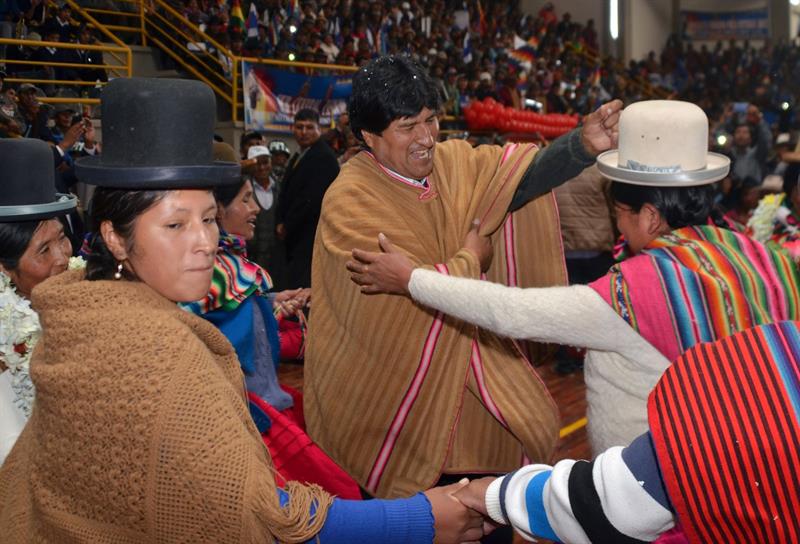 Evo Morales (c), mientras baila en un acto con indígenas hoy, martes 23 de febrero de 2016, en el pueblo de Sica Sica 