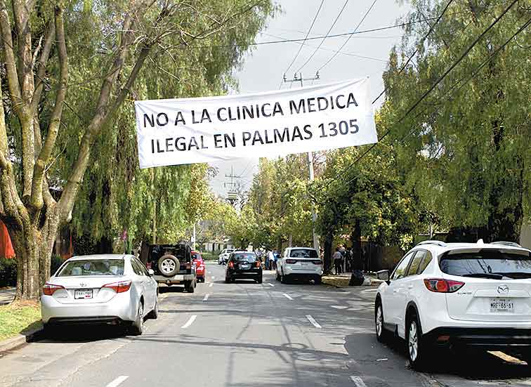 Habitantes de la zona expresan su rechazo con mantas.