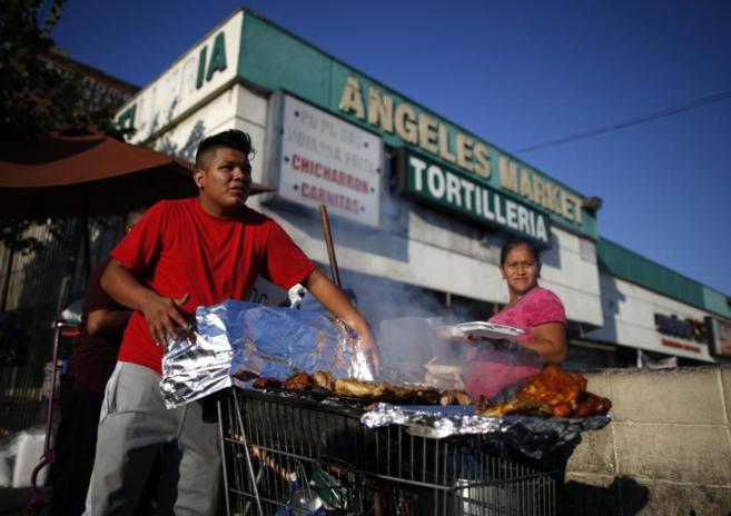 Latinos preparan comida en una calle de Los Ángeles, California