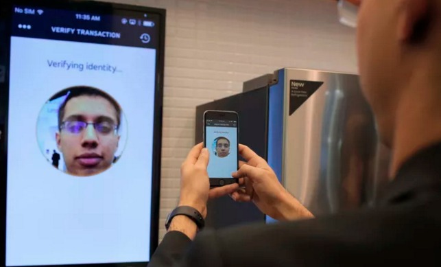 Mastercard implementó un sistema de reconocimiento facial para aprobar tus compras en línea. 