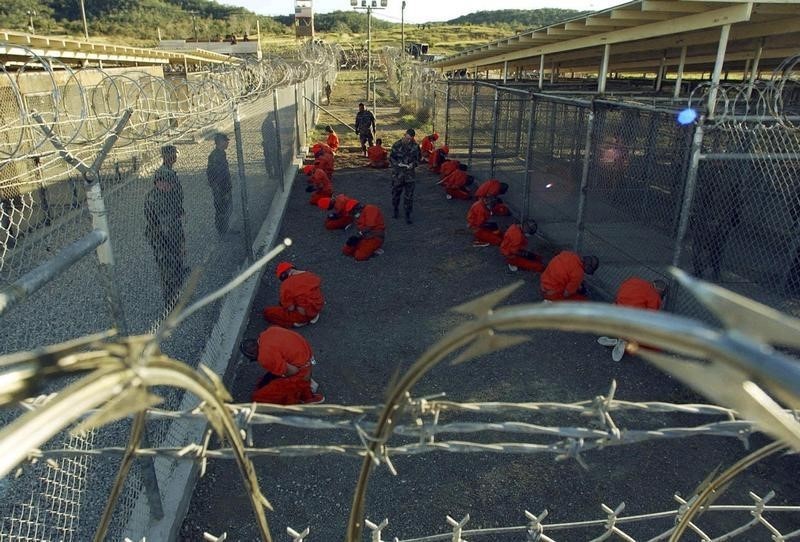 De acuerdo con el sitio de internet de las fuerzas estadunidenses en Guantánamo, los prisioneros reciben un trato digno, alimentos tres veces al día y