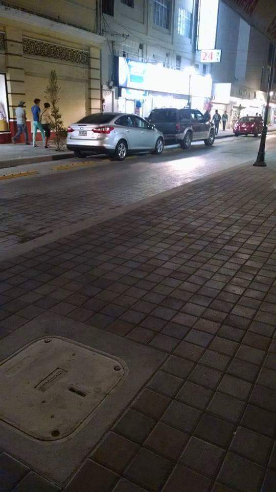 Automovilistas invaden la zona exclusiva para ciclistas.