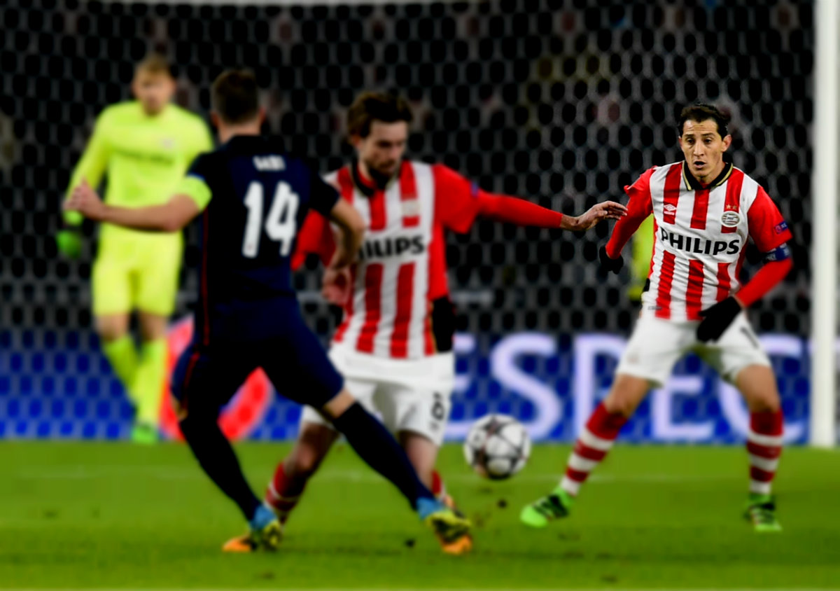 Guardado, al fondo, durante la ida de octavos en Champions entre PSV y Atlético 