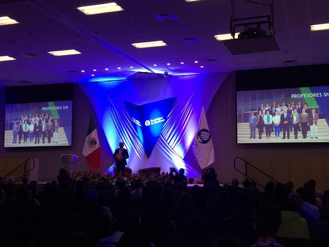 Mario Adrián Flores Castro rindió su informe anual de actividades. 