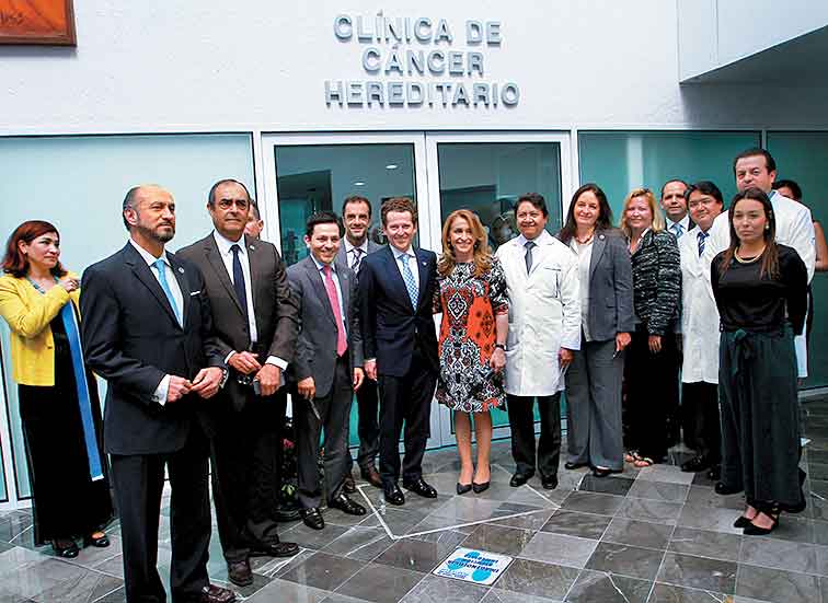 Miembros del patronato y médicos.
