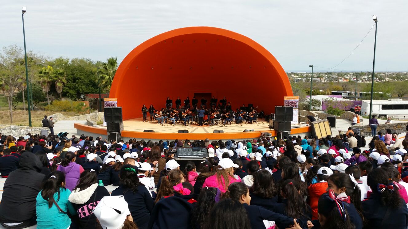 La Orquesta Filarmónica del Metro se presentó en la concha acústica del museo Tamux para interpretar música de Cri-Cri.