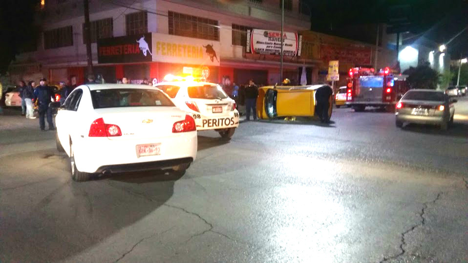 El percance ocurrió la noche de este miércoles en la confluencia de calle Comonfort y avenida Hidalgo.