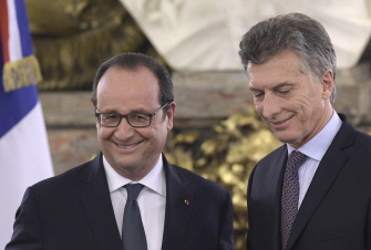 El presidente francés, Francoise Hollande (i), y su par argentino, Mauricio Macri, sonríen tras firmar acuerdos bilaterales en la Casa Rosada 