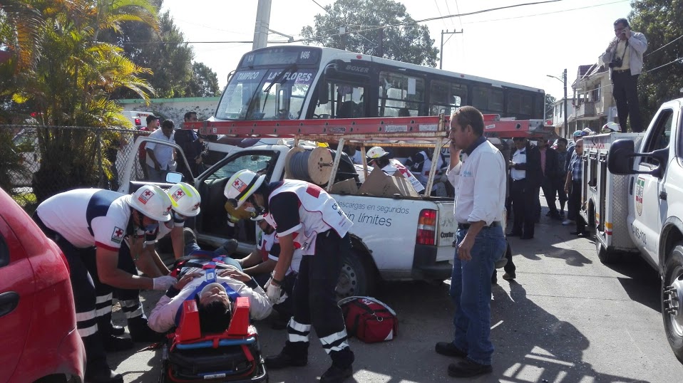 Choque entre microbus y camioneta deja 10 heridos  