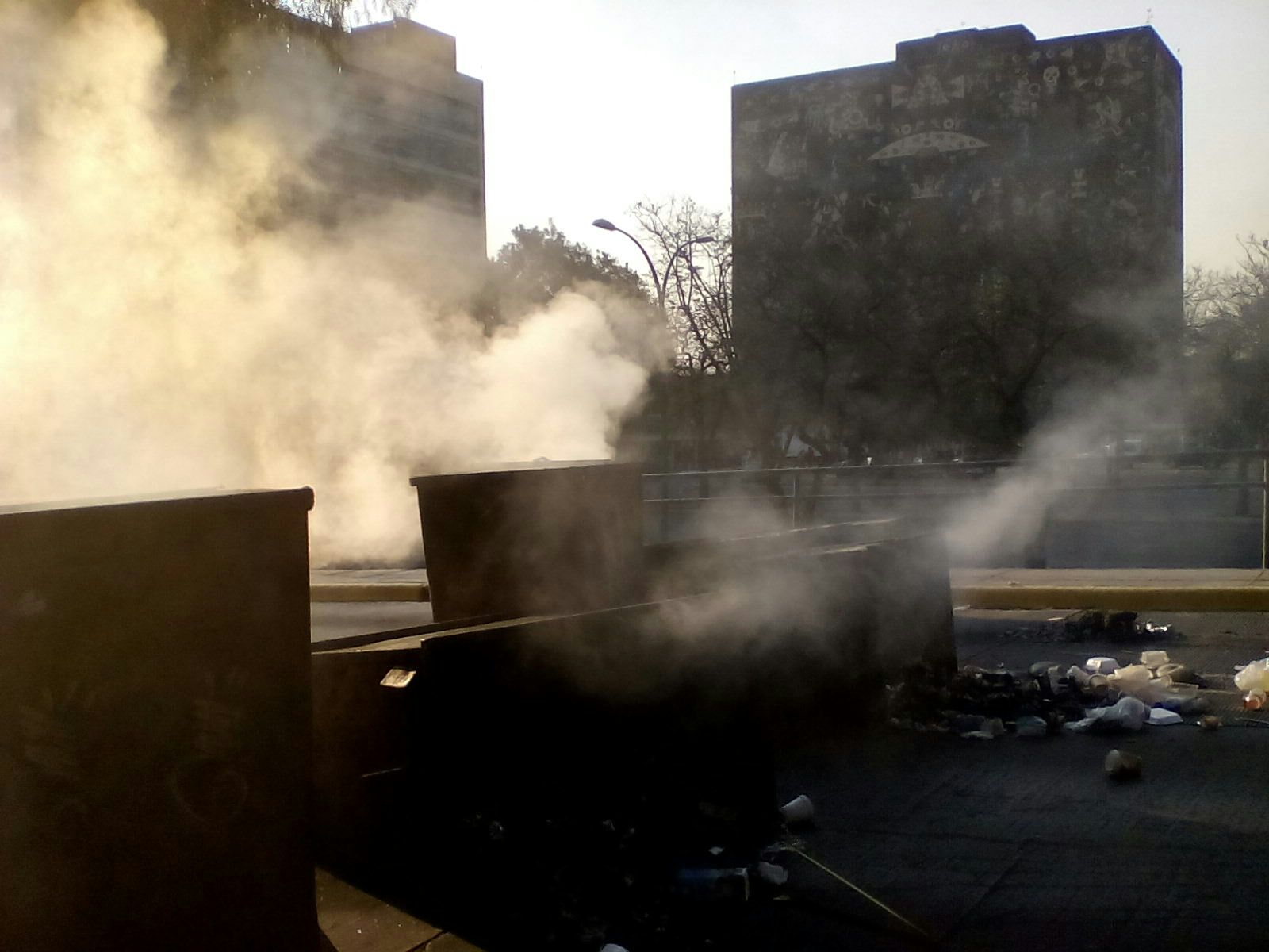 Ciudad Universitaria amaneció con barricadas en el circuito y la Facultad de Filosofía y Letras en poder de encapuchados.
