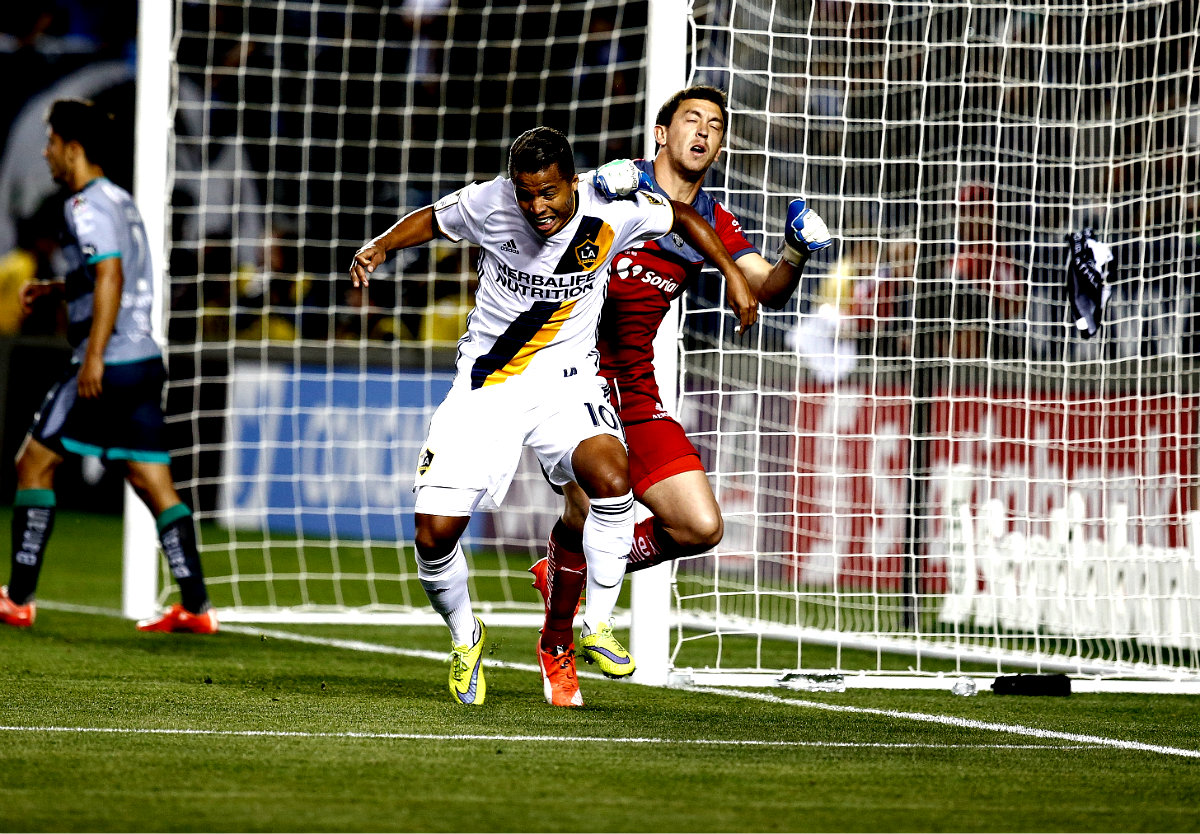 Dos Santos, en una acción ante Marchesín