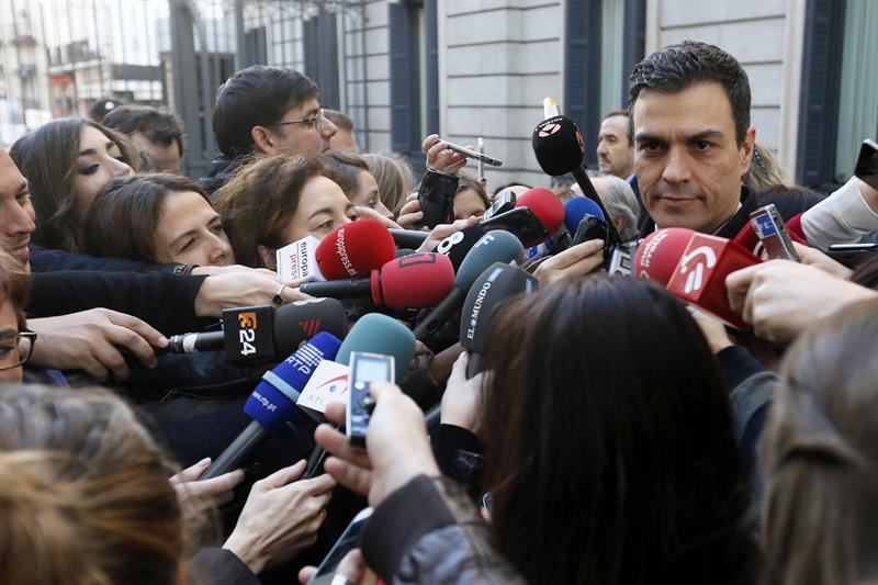 El líder socialista, Pedro Sánchez, intenta lograr el apoyo de más grupos políticos a su investidura el próximo 1 de marzo