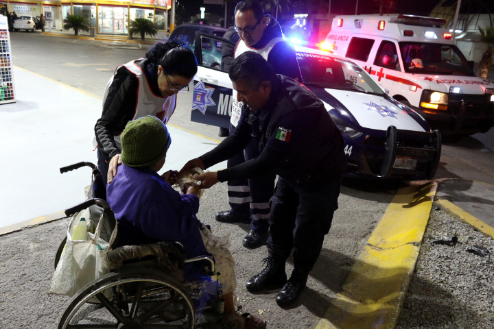 Mujer de la tercera edad cayó de su silla de ruedas mientras pedía dinero en la calle. 