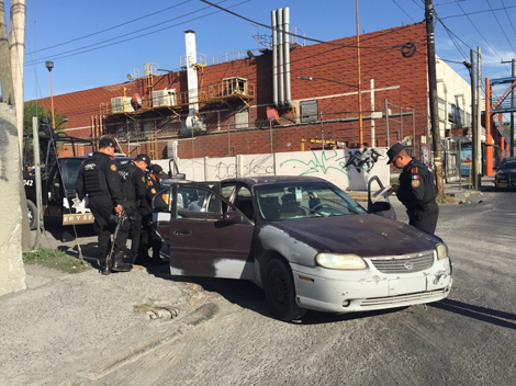 Los perseguidos descendieron del automóvil mientras huían dejándolo abandonado en plena avenida.
