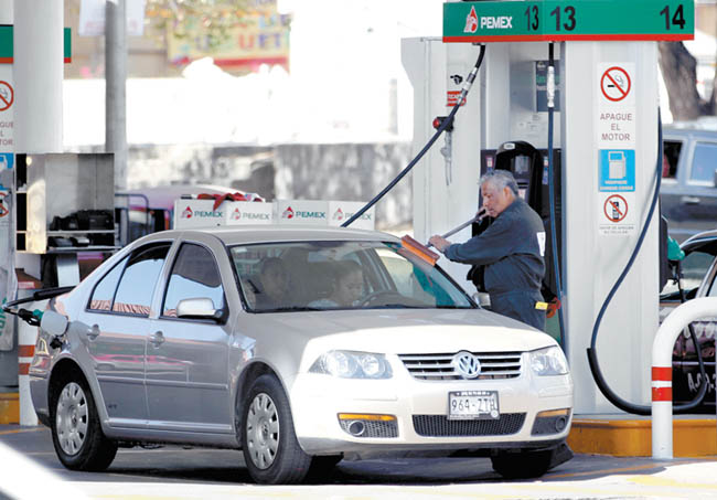 La recaudación del impuesto a la gasolina repuntó a máximo histórico el año pasado. 