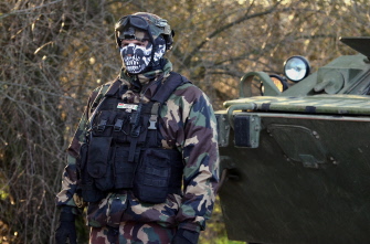 Un soldado húngaro controla la valla de metal en la frontera con Serbia en la localidad de Asotthalom 