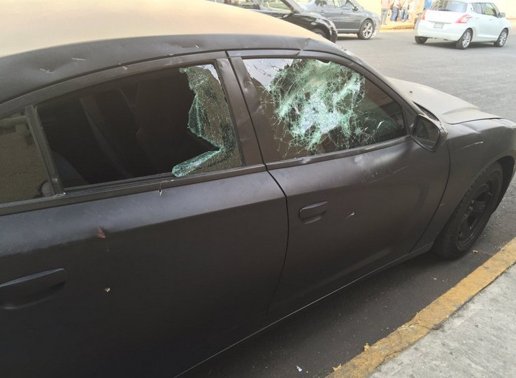 Daños a una de las patrullas de la Policía de Investigación durante el operativo en Tepito.