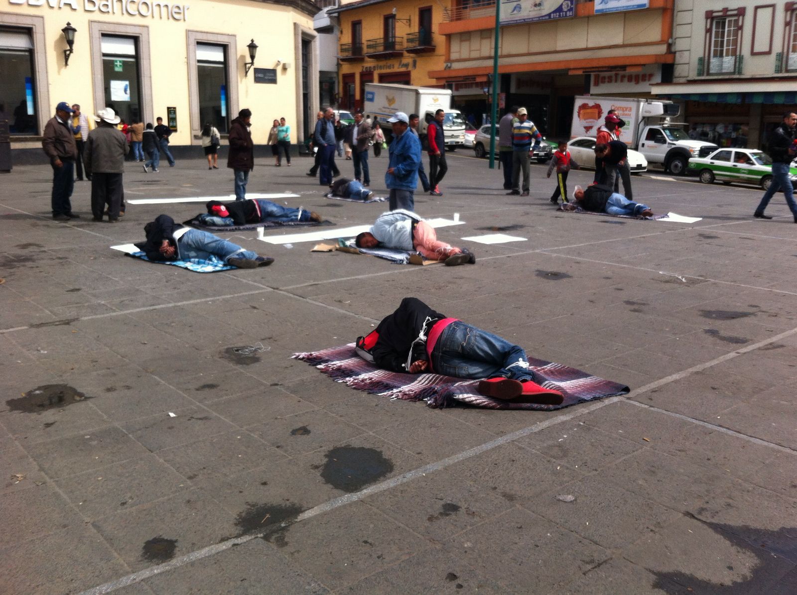 Habitantes de Ayahualulco protestan amarrados en Xalapa