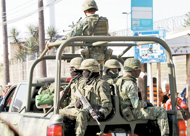 Militares realizan un recorrido de vigilancia por calles del municipio. 