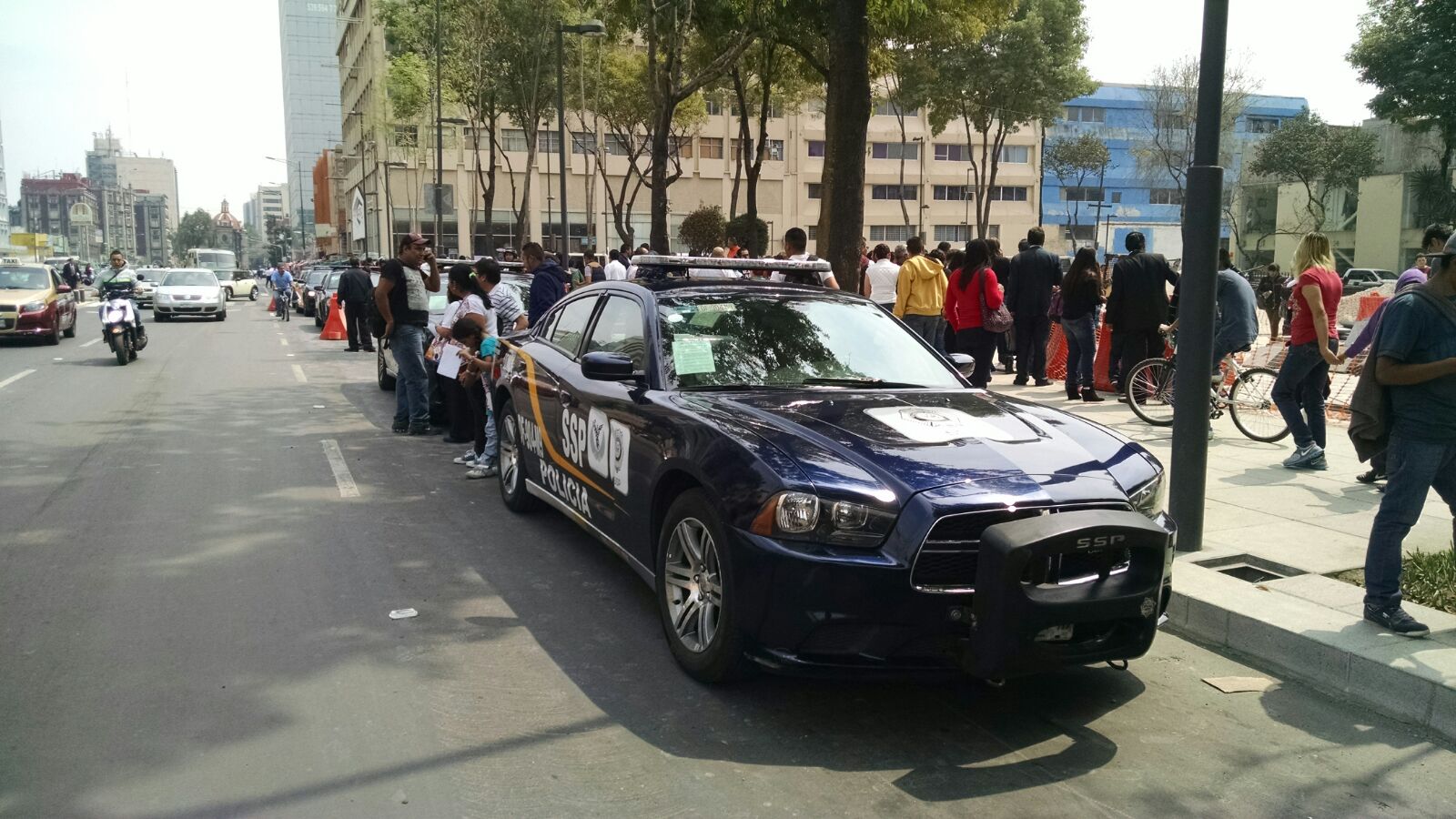 El registro civil ubicado de Avenida Arcos de Belén fue desalojado después de las detonaciones de arma de fuego.