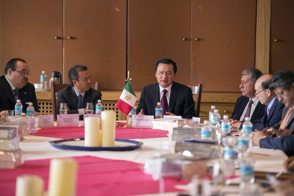 Reunión del secretario de Gobernación, Miguel Ángel Osorio Chong, e integrantes de la Jucopo. 