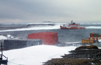 El rompehielos de bandera australiana Aurora Australis, cerca de la estación científica Mawson en Antártida