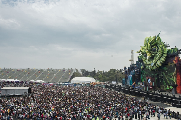 Apenas comenzaba el evento y ya se veían largas filas en las entradas, y dentro, así lucía el escenario.  