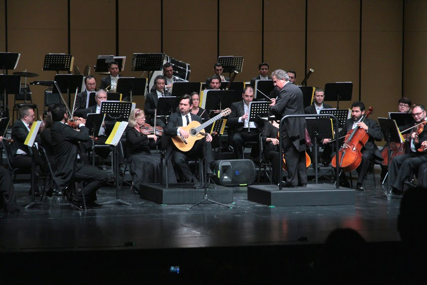 Cuarto concierto de la Camerata de Coahuila dirigido por Ramón Shade y con el guitarrista invitado José María Gallardo del Rey.