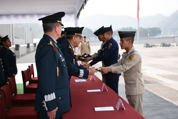 En el Heroico Colegio Militar de Tlalpan se llevó a cabo la clausura del programa de adiestramiento y adaptación que realizaron cadetes.