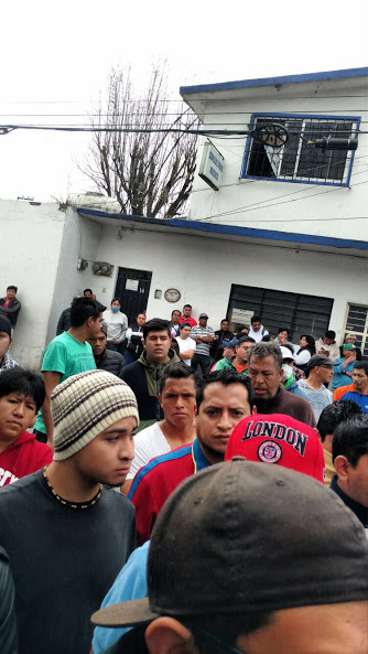 Alrededor de 150 vecinos del pueblo San Martín Tepetlixpan intentaron linchar a dos presuntos policías que asaltaron una empresa de transporte.