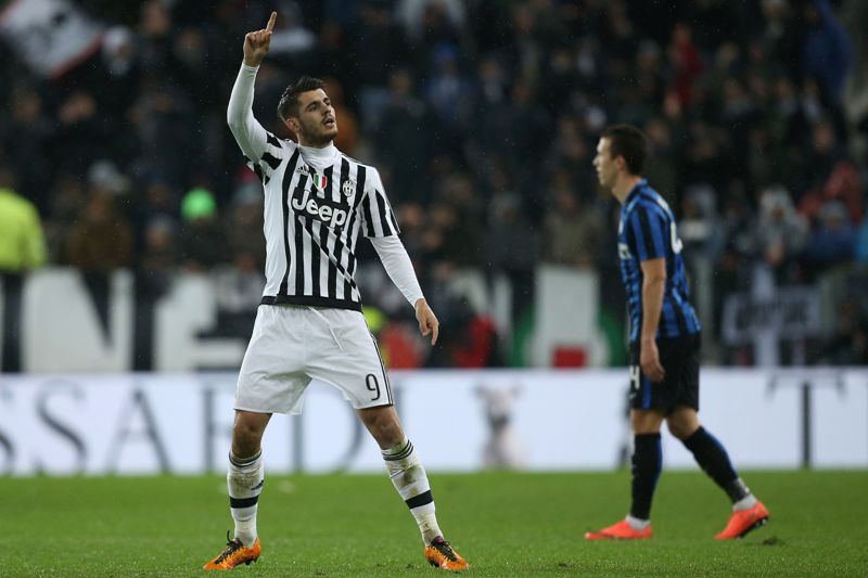 Álvaro Morata celebra tras marcar por medio de la pena máxima
