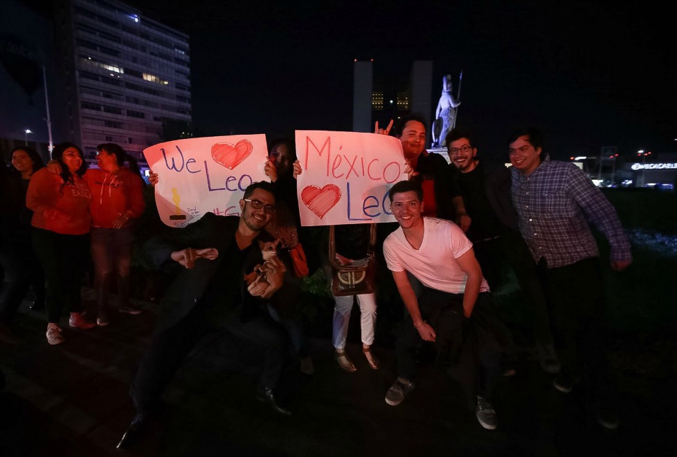 Los asistentes demostraron su cariño hacia el actor con algunos mensajes en cartulinas. 