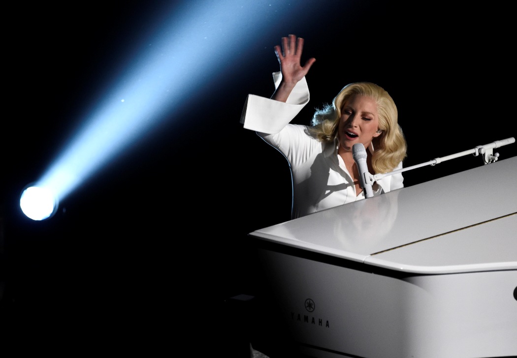 Lady Gaga deleitó con su interpretación de 'Til It Happens To You'. 