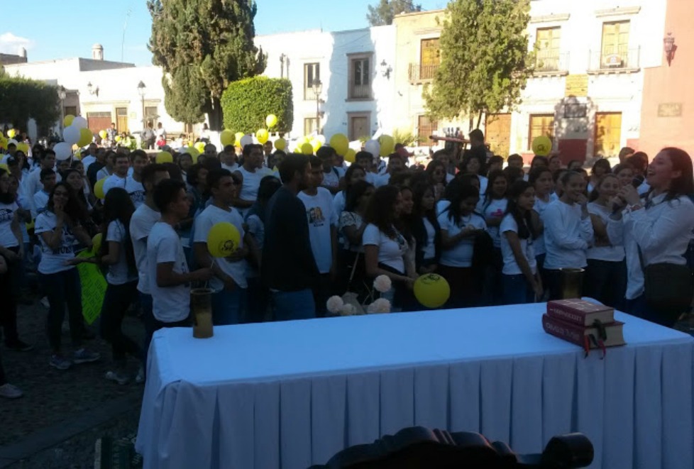 Alrededor de 600 personas asistieron a la marcha organizada por los sacerdotes de la población. 