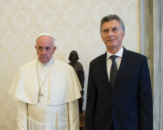El presidente de Argentina, Mauricio Macri (d), permanece de pie junto al Papa Francisco en su despacho en el Vaticano, durante su visita
