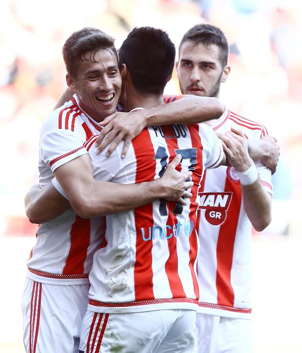 Sus comapeños felicitan a Alan Pulido 
