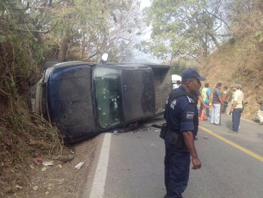 Las víctimas fueron emboscadas por desconocidos en la carretera Tierra Colorada-Ayutla de Los Libres, en el punto conocido como Los Postes.