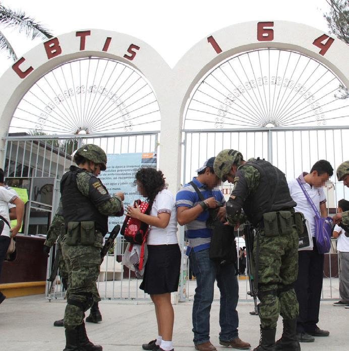 Anteriormente los militares realizaron los operativos afuera de las instituciones.