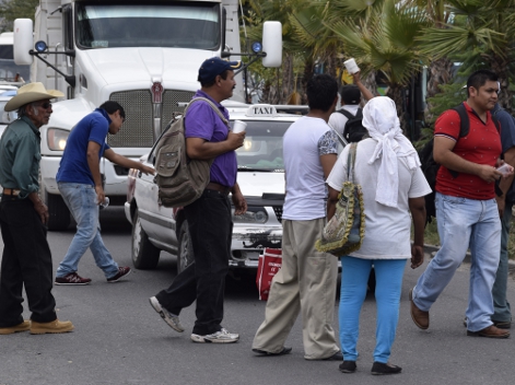 En el boulevard Vicente Guerrero, a la altura de las oficinas del Instituto de Vivienda de Guerrero, integrantes del Movimiento Obrero Campesino "Pedr