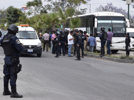 Elementos de la policía federal agilizan el tránsito vehicular, en la lateral del Boulevard Vicente Guerrero.