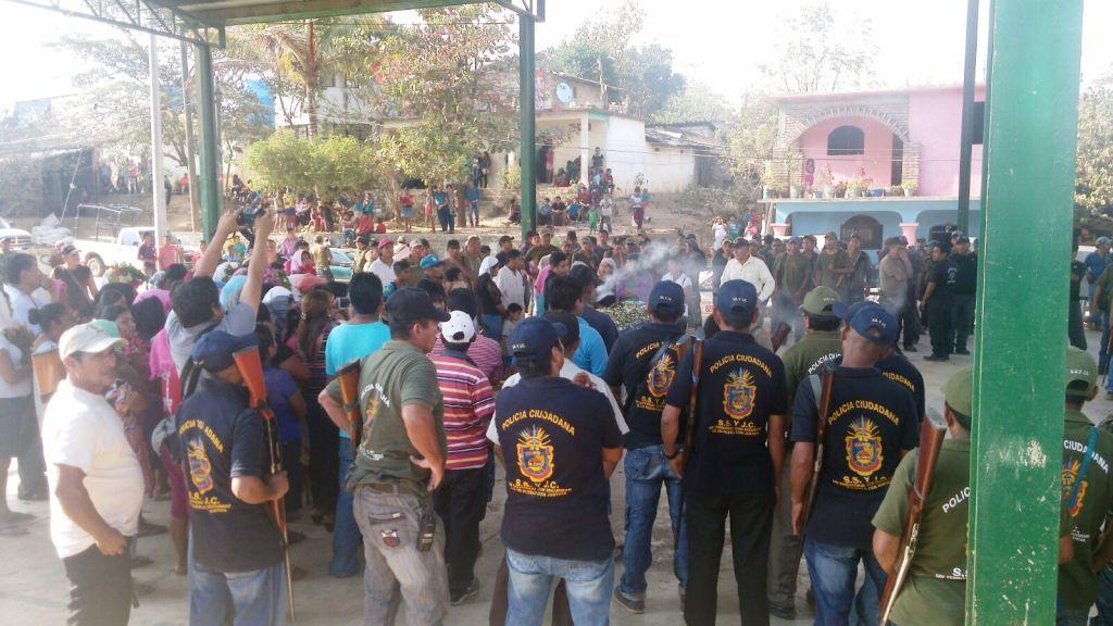 Familiares y amigos despidieron a los dos policías comunitarios asesinados ayer.